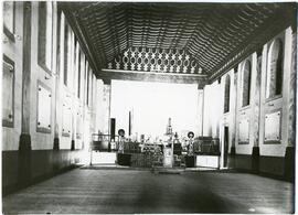 Salón de actos preparado para un acto público.