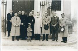 Grupo de hombres con la ermita Cristo de la Yedra.