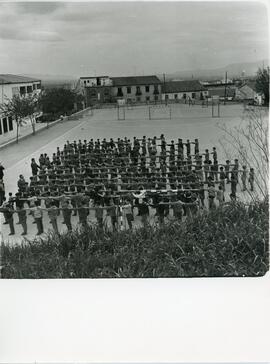 Colegio Cristo de la Yedra; Exterior, niños formando en el patio.