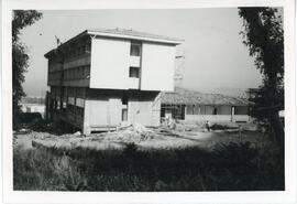 Edificio de la residencia con andamios.