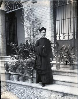 Padre José Pagasartundúa  en la puerta del Colegio Máximo.