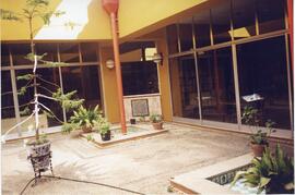 Patio de la sala de consulta de la biblioteca.